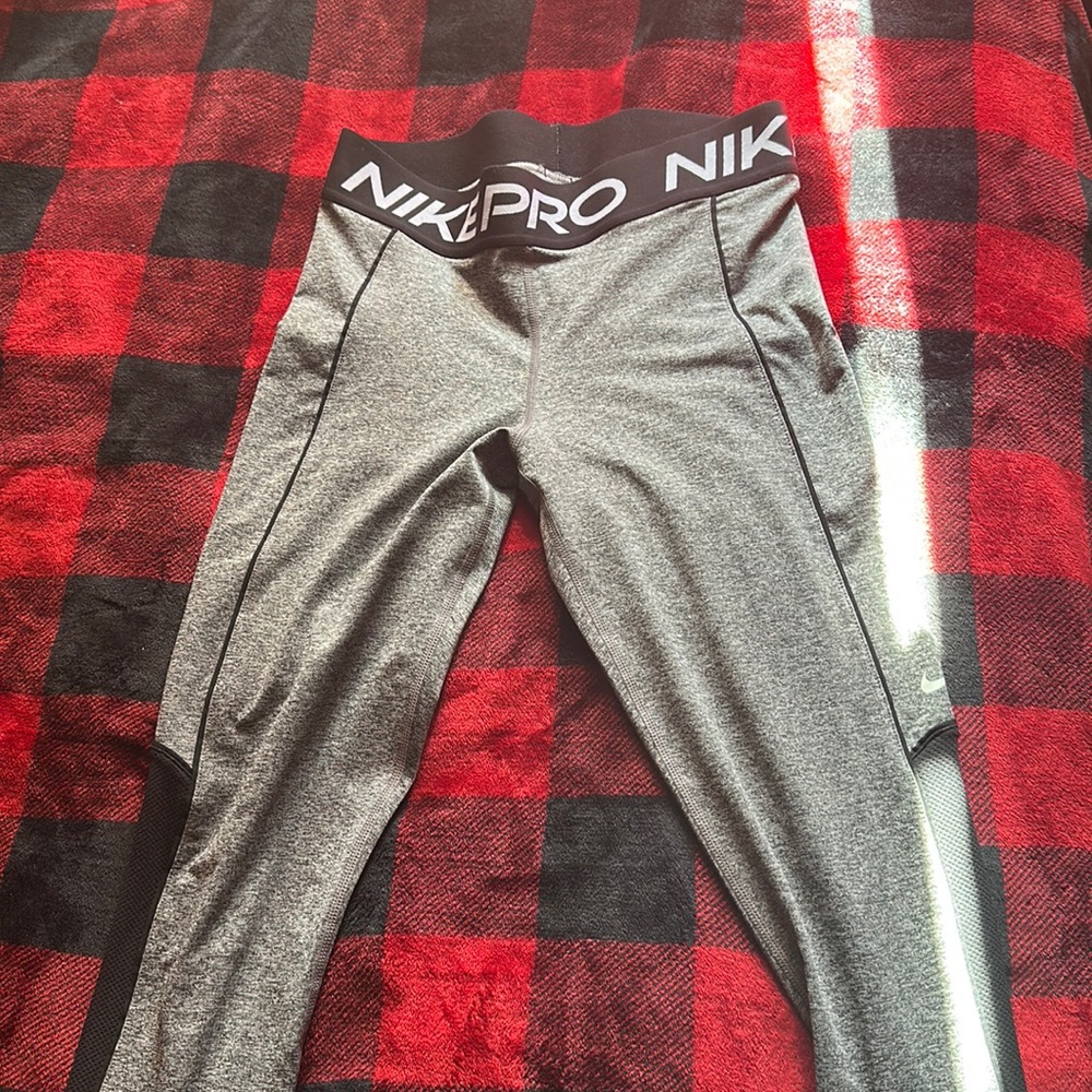 Never worn Nike pro leggings